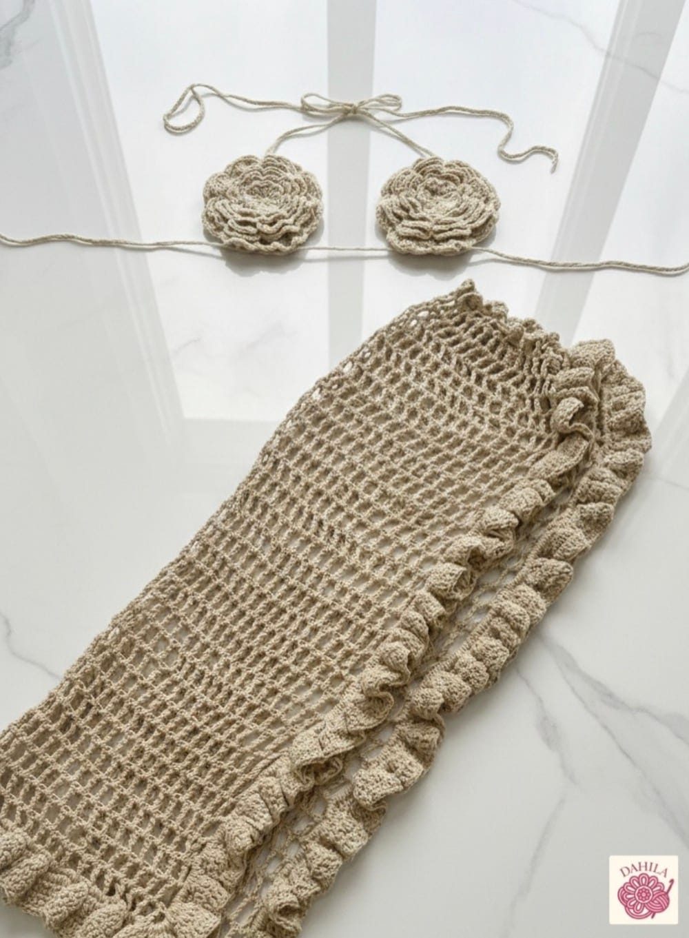 BEACH set tejido a crochet en algodón: top y falda, apoyados en plano