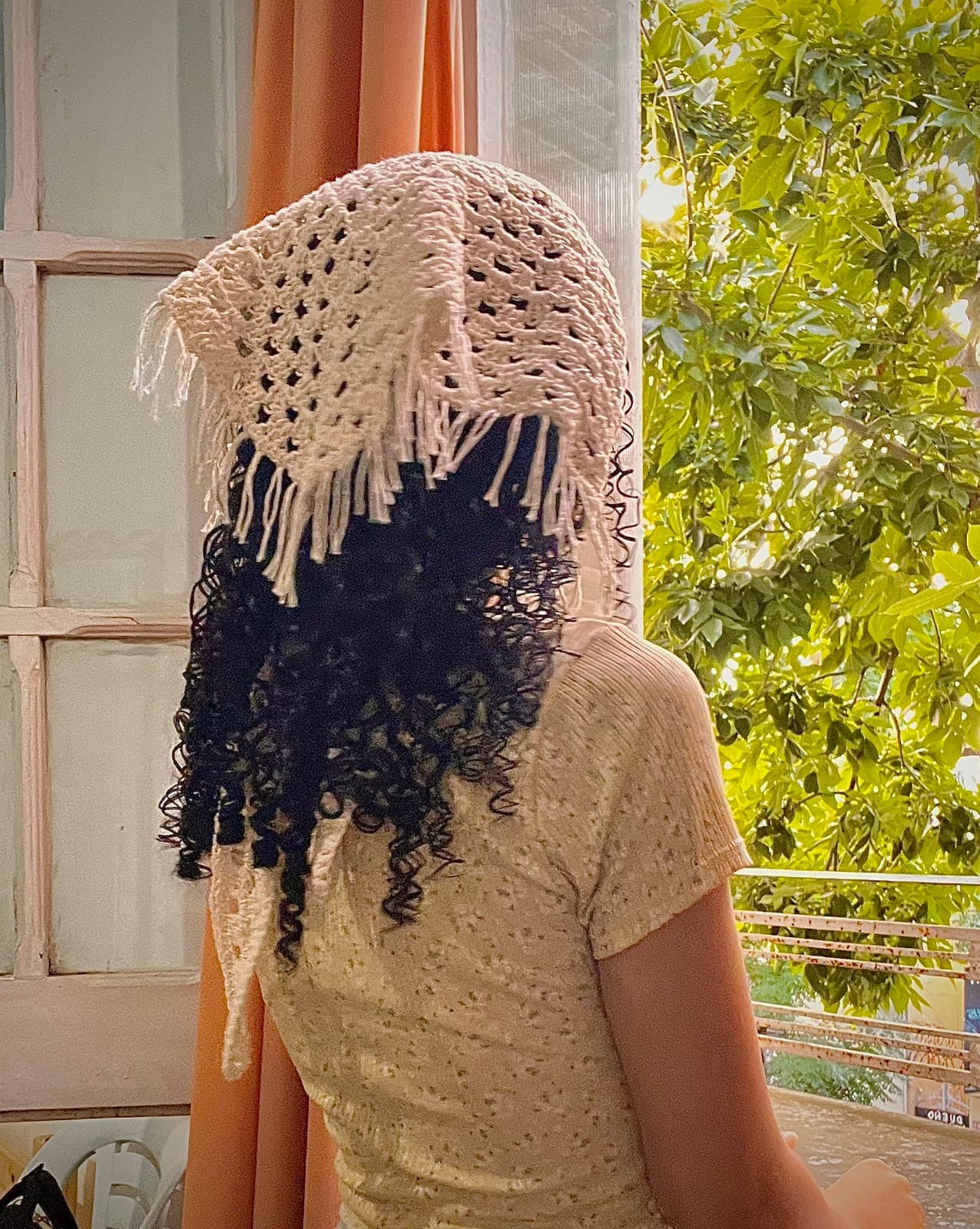 Bandana tejida a crochet con flecos, usada en el pelo
