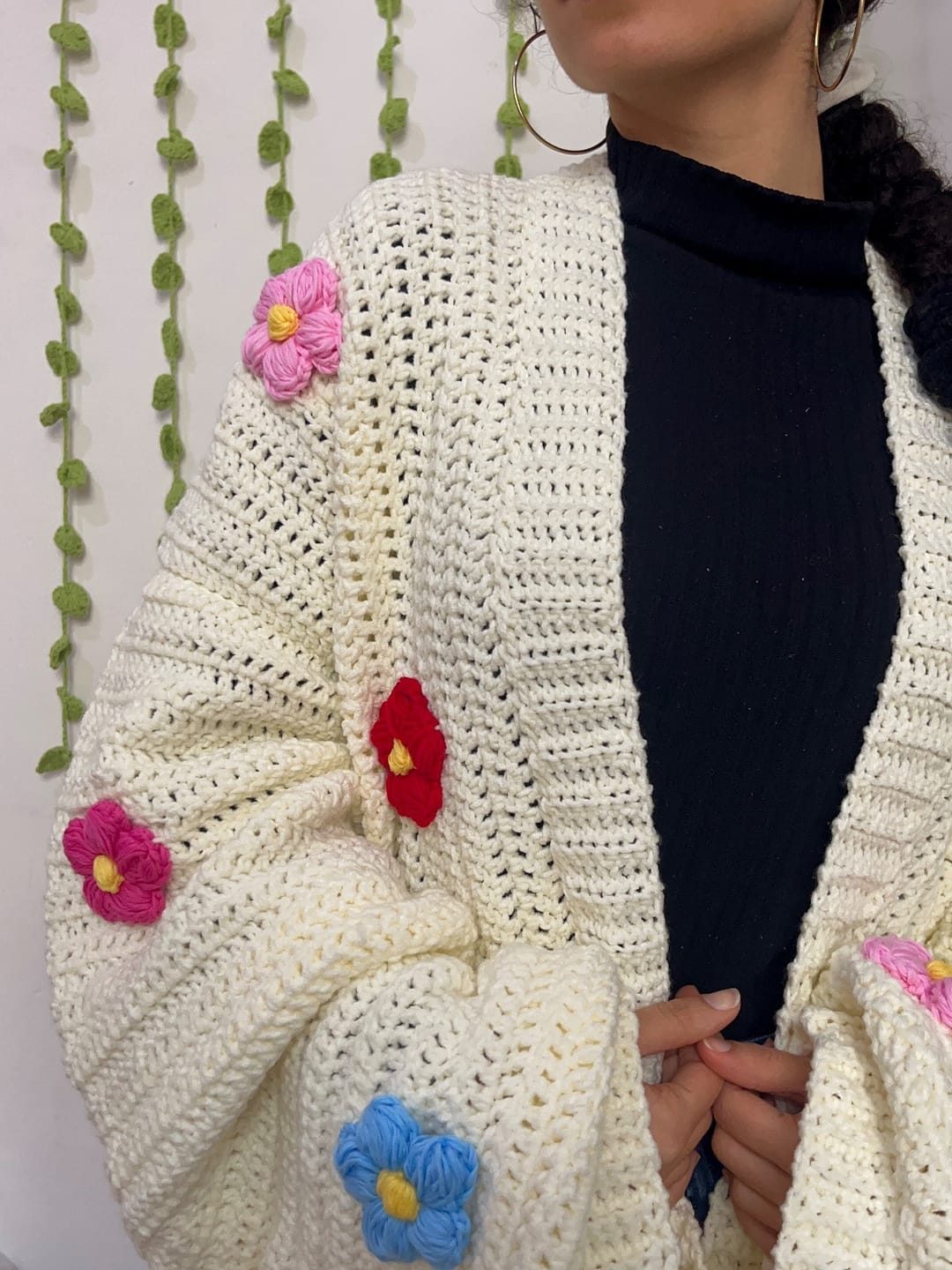 Spring cardigan tejido a crochet en crudo, con flores tejidas en las mangas